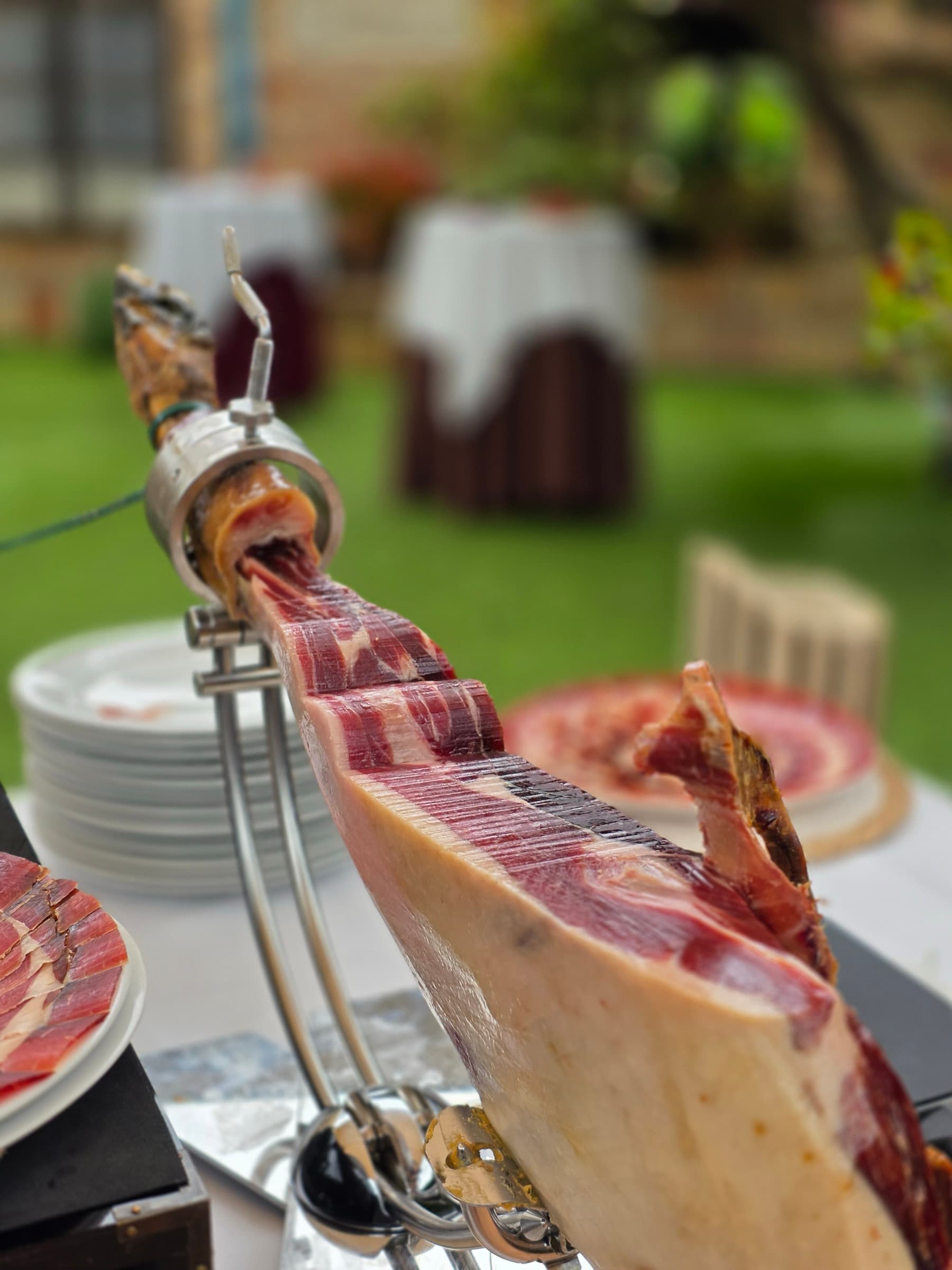 Jamón montado en el jamonero y empezado por la maza, durante un evento al aire libre
